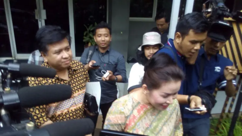 Linna Susanto Teguh, istri motivator kondang Mario Teguh melaporkan kasus dugaan pencemaran nama baik yang dilakukan dua akun Instagram.