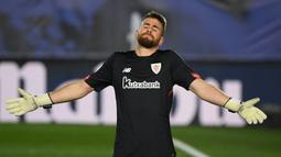Unai Simon. Kiper Athletic Bilbao berusia 23 tahun ini tampil dalam 37 laga di musim ini dan mampu membawa timnya finish di posisi ke-6. Ia berpeluang menjadi kiper utama Spanyol dalam gelaran Piala Eropa 2020 nanti menyisihkan David De Gea. (AFP/Oscar Del Pozo)