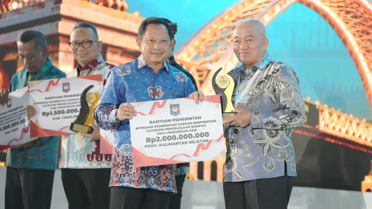 Mendagri Muhammad Tito Karnavian menyerahkan penghargaan.