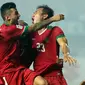 Bek Timnas Indonesia, Hansamu Yama Pranata (kedua kanan) disambut usai mencetak gol ke gawang Thailand di final pertama Piala AFF 2016, Stadion Pakansari, Bogor, Rabu (14/12). Indonesia unggul 2-1 atas Thailand. (Liputan6.com/Helmi Fithriansyah)