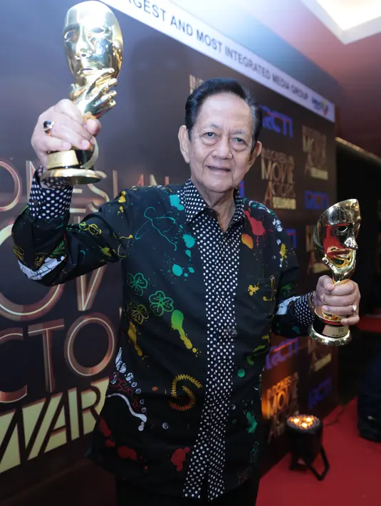Aktor senior Deddy Sutomo untuk kelima kalinya meraih penghargaan berkat film Mencari Hilal. Dalam IMAA 2016, Deddy mendapatkan piala sebagai Pemeran Utama Pria Terbaik. (Adrian Putra/Bintang.com)
