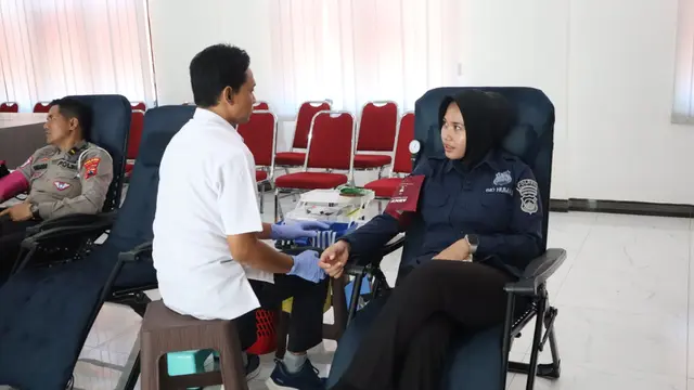 HUT ke-73 Humas Polri, Polres Pemalang dan Wartawan gelar donor darah. (Foto: Liputan6.com/Humas Polres Pemalang)