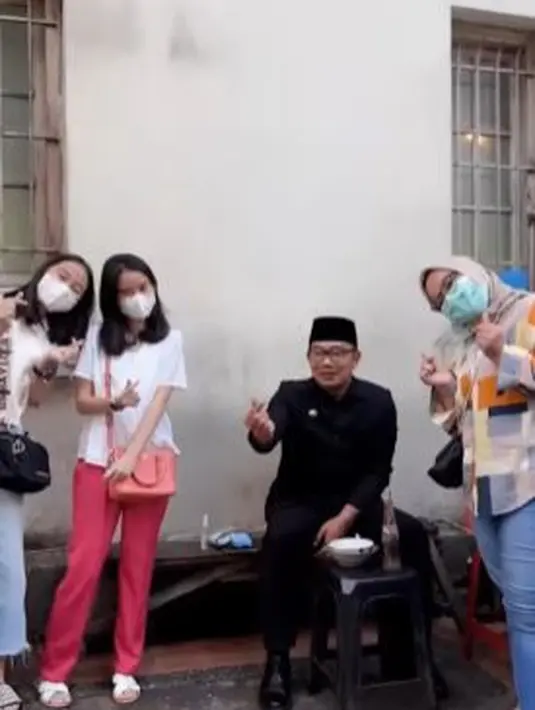 Usai menikmati bubur ayam, warga yang melintas jalan tersebut tak menyia-nyiakan momen bertemu Ridwan Kamil. Mereka pun melakukan foto bersama. (Foto: Instagram/@ridwankamil)