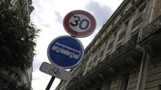 Sebuah tanda jalan batas kecepatan digambarkan di sebuah jalan di Paris, Senin (30/8/2021). Kota Paris telah mengeluarkan aturan yang membatasi kecepatan baru untuk pengemudi menjadi hanya 30 kilometer per jam untuk mengurangi kecelakaan dan membuat Paris lebih ramah pejalan kaki. (AP/Francois Mori)