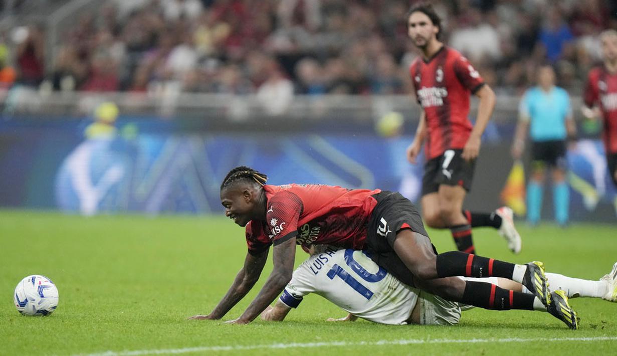 Pemain AC Milan, Rafael Leao, berebut bola dengan pemain Lazio, Luis Alberto, pada giornata ketujuh Serie A 2023/2024 di Stadion San Siro, Mingggu (1/10/2023). Berkat kemenangan ini, AC Milan memuncaki sementara klasemen Serie A dengan raihan 18 poin. Sementara Lazio harus puas tertahan di peringkat 14. (AP Photo/Luca Bruno)