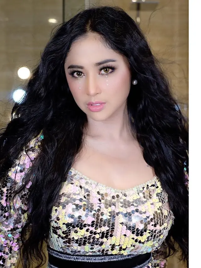 Dewi Perssik. (Foto: Instagram @dewiperssikreal)