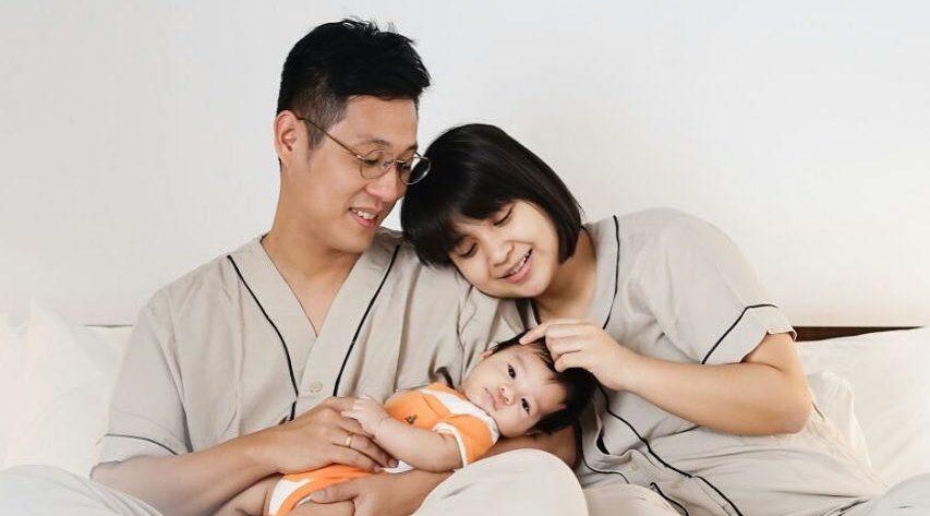 Putri Titian, Junior Liem dan anak mereka, Theodore Iori Liem [foto: instagram]