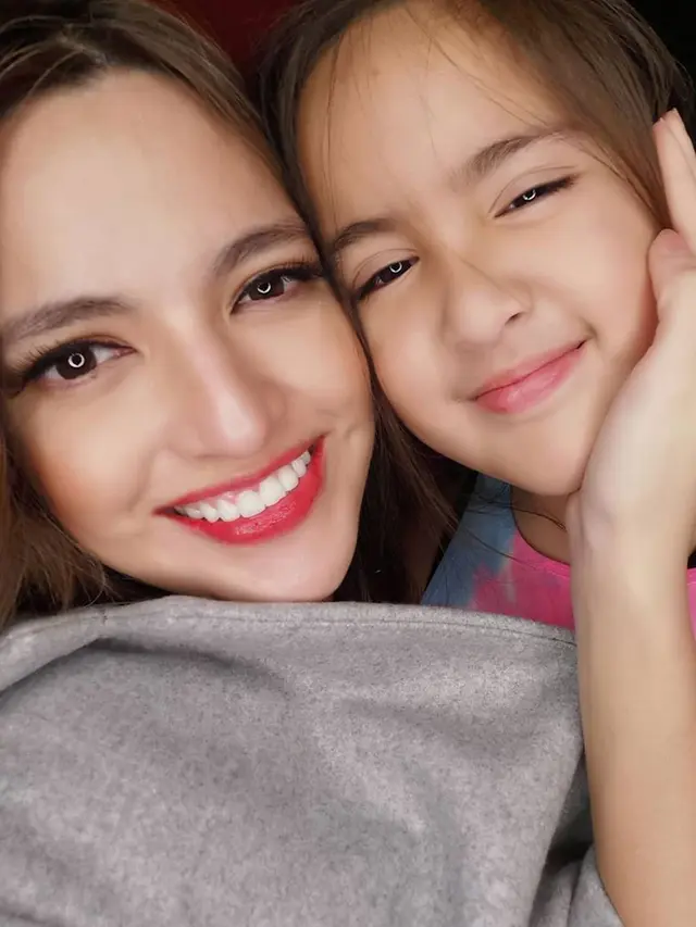 [Fimela] Nia Ramadhani dan Mikhayla Zalindra Bakrie