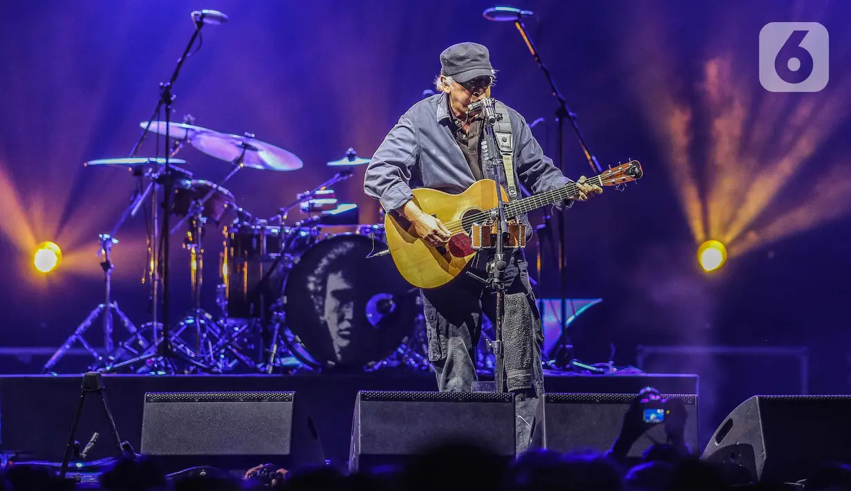 Musisi Iwan Fals tampil pada hari kedua Synchronize Fest 2019 di Gambir Expo, Kemayoran, Jakarta, Sabtu (5/10/2019). Iwan Fals tampil dengan menggendong gitar dan memainkan harmonika. (Liputan6.com/Faizal Fanani)