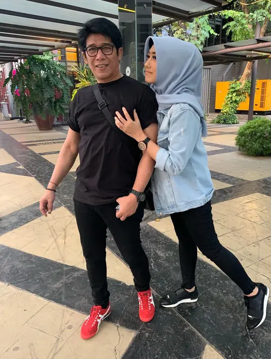 Inilah momen romantis Diena Rizty dan Parto bak pasangan muda. Diketahui Diena Rizty sendiri merupakan istri kedua Parto usai bercerai dari Ida Muwarni. Genap 21 tahun Diena Dan Parto telah menjalin rumah tangga. (Liputan6.com/IG/@dienz_36).