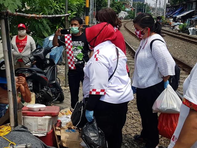 Lawan Covid 19 Relawan Solmet Bantu Warga Rusun Dan Pinggiran Rel News Liputan6 Com