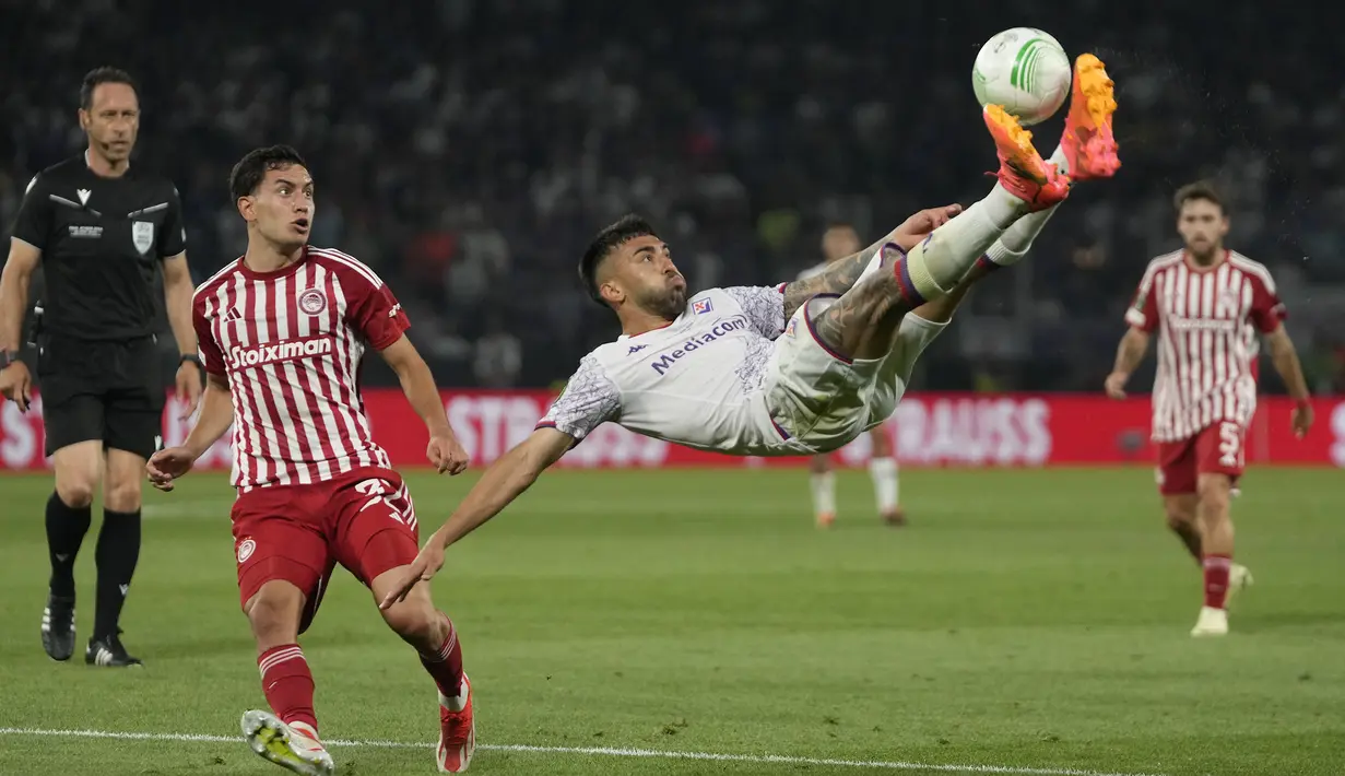 Striker Fiorentina, Nicolas Gonzalez (kanan) melepaskan tendangan akrobatik di depan gelandang Olympiakos, Santiago Hezze pada laga final Europa Conference League 2023/2024 di OPAP Arena, Athena, Yunani, Rabu (29/5/2024). (AP Photo/Thanassis Stavrakis)
