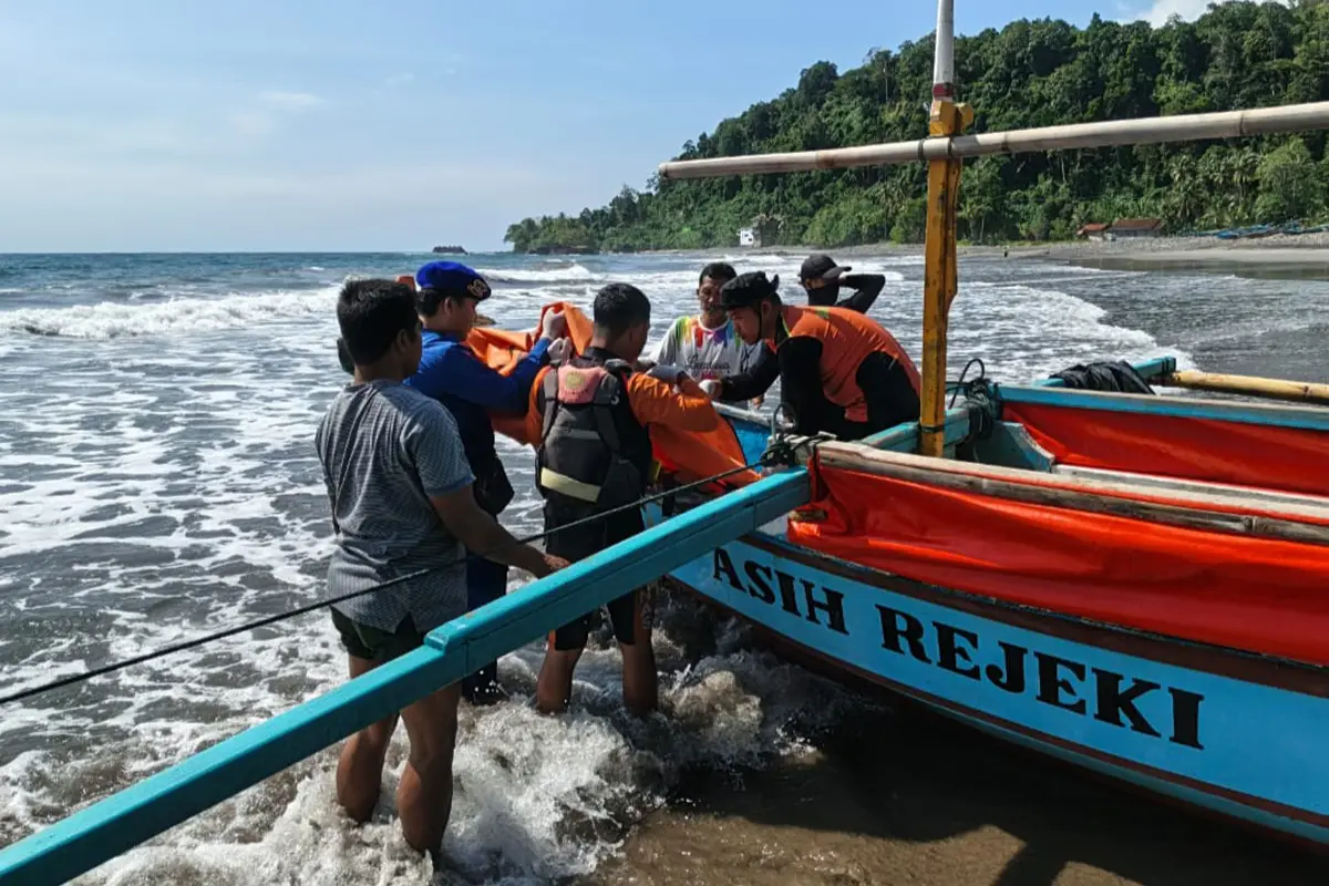 Proses evakuasi jasad bocah 7 tahun di Pesisir Barat yang hilang akibat terseret ombak.