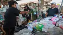 Aktivitas jual beli masker berlangsung di kawasan bawah Tol Andara, Jakarta Selatan, saat warga bersiap menghadapi dampak sebaran abu vulkanik, Minggu (6/9/2026). (KLY/Budy Santoso)