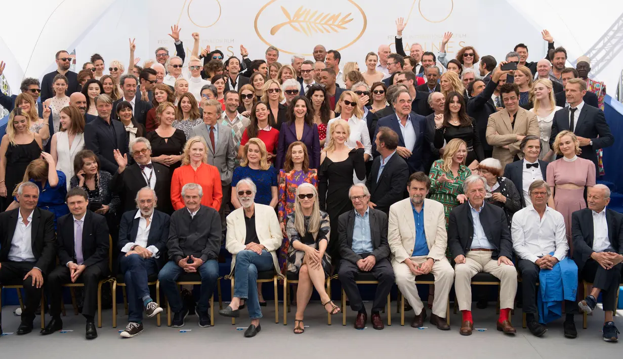 Para pemain film dan sutradara berpose bersama saat menghadiri Festival Film Cannes ke-70 di Perancis, Selasa (23/5). Festival Film Cannes adalah salah satu festival film paling bergengsi di dunia. (Arthur Mola/Invision/AP)