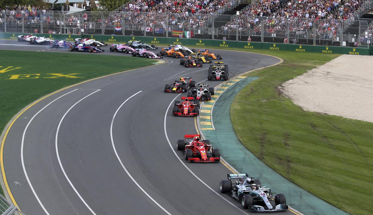 Pebalap Mercedes, Lewis Hamilton sempat memimpin pada awal balapan F1 GP Australia di Sirkuit Albert Park, Melbourne, Minggu (25/3/2018). Vettel memenangi balapan dengan selisih 5,036 detik dari Hamilton. (AP/Rick Rycroft)