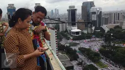 Menteri BUMN, Rini Soemarno saat berada di atas gedung BUMN, Jakarta, Rabu (2/12). Diketahui, aksi 2 Desember yang disebut 'superdamai' itu tidak bakal diisi orasi. (Liputan6.com/Faizal Fanani)