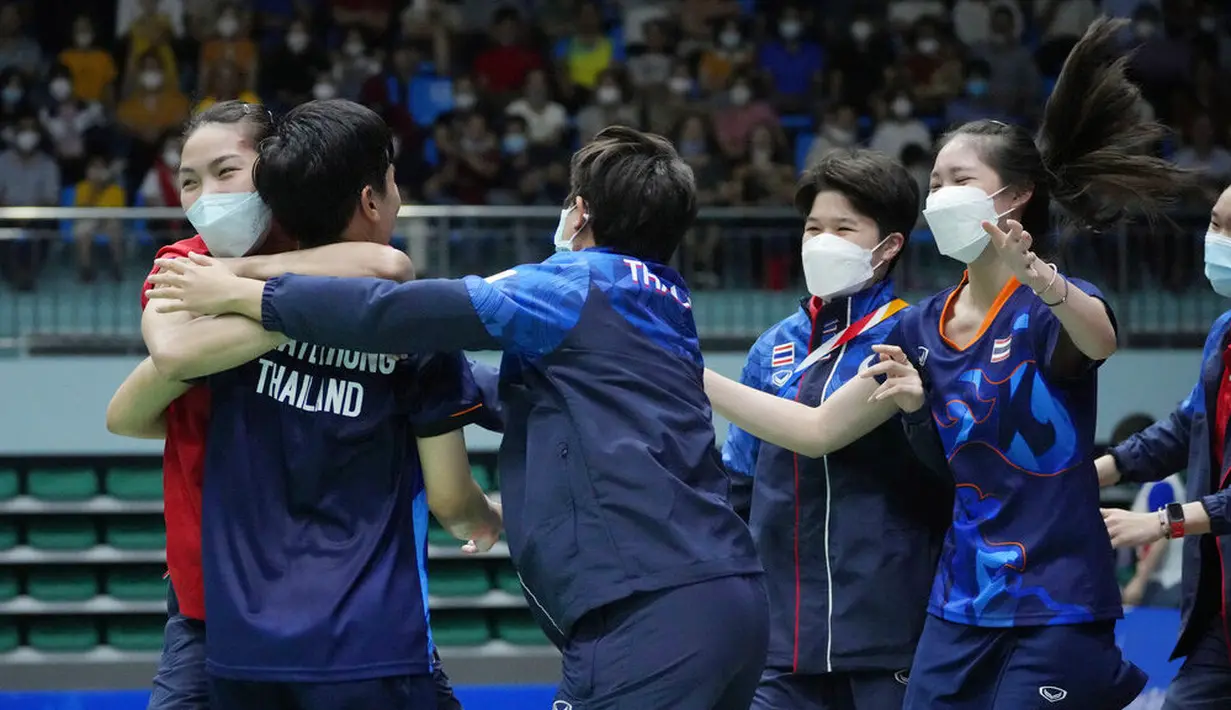 Para pebulutangkis putri Thailand melakukan seebrasi usai menaklukkan Indonesia dengan skor 3-0. Hasil tersebut membuat Supanida Katethong dan kawan-kawan berhak mendaptkan medali emas SEA Games 2021. (AP/Achmad Ibrahim)