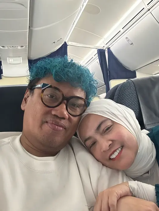 Seperti diketahui, ayah Uya Kuya sempat dirawat di salah satu rumah sakit di Amerika Serikat selama dua bulan. Melalui akun instagramnya, Uya dan Astrid membagikan momen meninggalkan negeri Paman Sam. [Instagram/astridkuya]