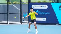 Muhamad Rifqi Fitriadi saat tampil pada Kejuaraan Tenis bertajuk M-15 Amman Mineral Men's World Tennis Championship Seri Pertama yang berlangsung di Bali. (Istimewa)