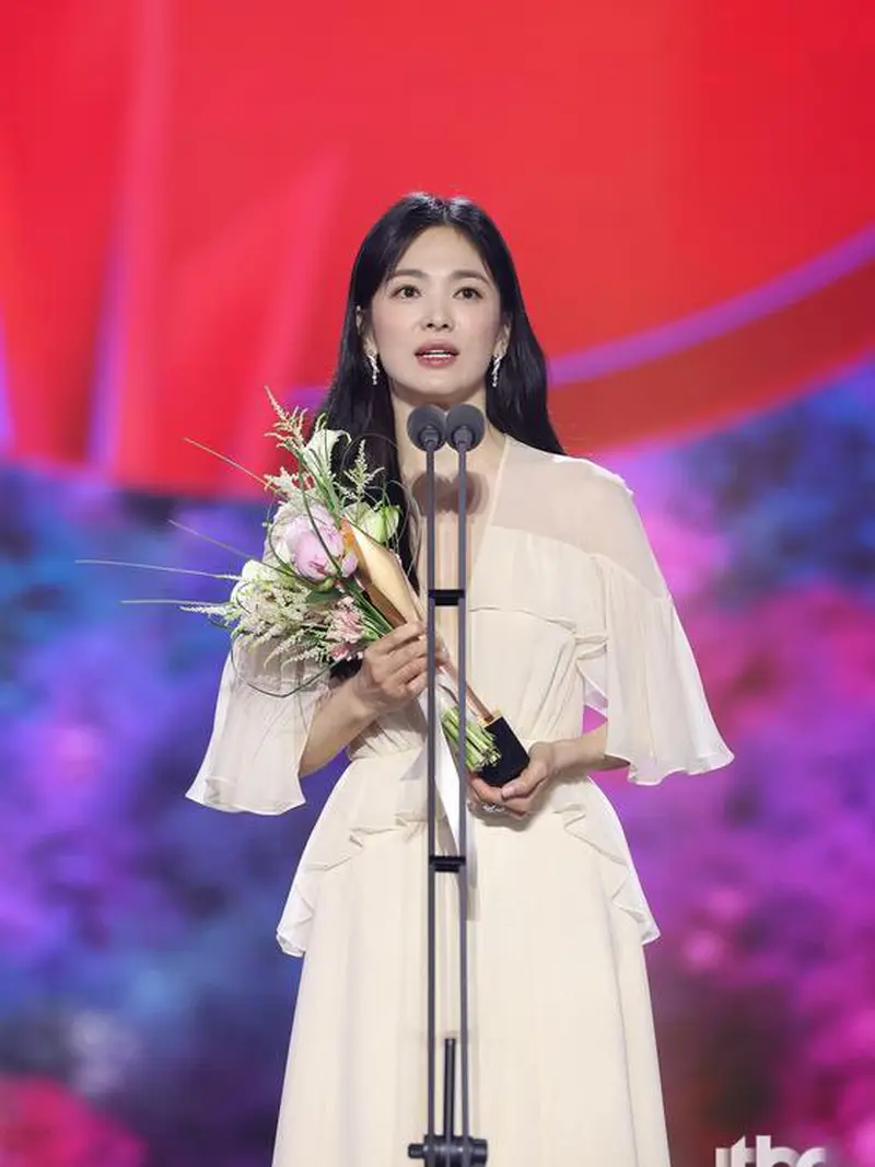 Song Hye Kyo Menang Baeksang Arts Awards 2023 untuk Kategori Aktris Terbaik Lewat Perannya Sebagai 'Moon Dong Eun' di Drama Korea The Glory yang Tayang di Netflix (JTBC)