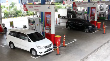 Pelanggang mengisi bahan bakar minyak (BBM) di SPBU, Jakarta, Rabu (19/8/2020). Pemerintah akan menggelontorkan belanja subsidi senilai Rp 54,4 triliun yang akan dialokasikan untuk BBM dan LPG 3 kilogram. (Liputan6.com/Angga Yuniar)