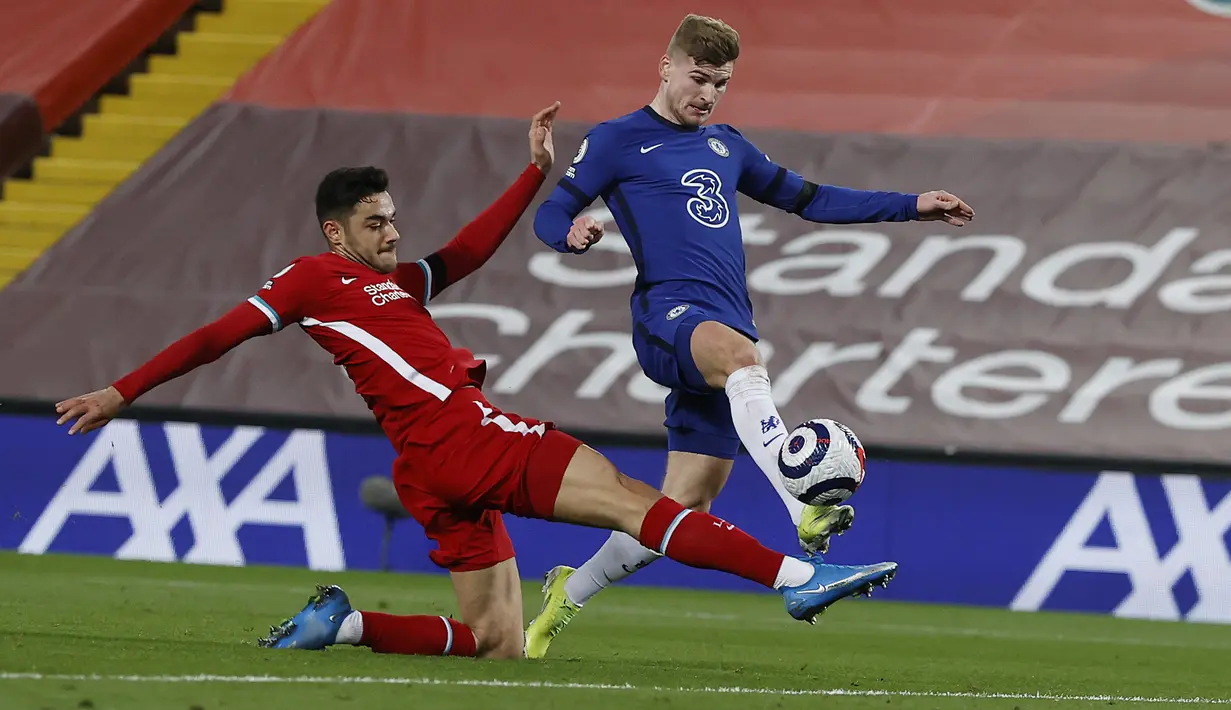 Penyerang Chelsea, Timo Werner (kanan) berebut bola dengan bek Liverpool, Ozan Kabak pada matchday ke-27 Liga Primer Inggris di Anfield, Jumat (05/03) dini hari WIB. Chelsea mempermalukan tuan rumah yang juga juara bertahan Liverpool 1-0. (Phil Noble, Pool via AP)