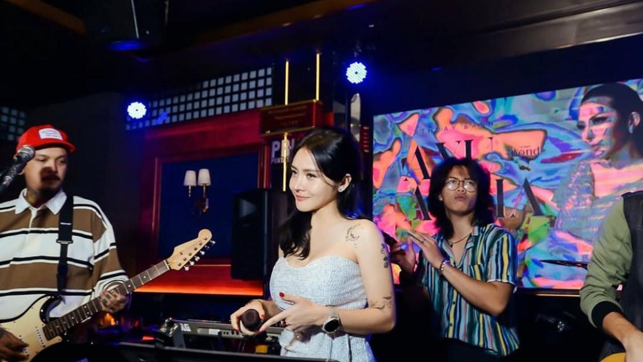 7 Potret Mawar AFI Tampil Memesona di Atas Panggung, Auranya Disebut Awet Muda