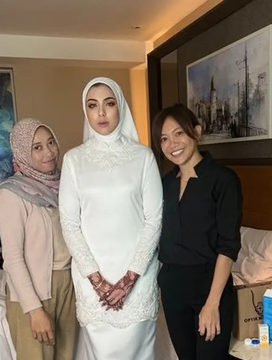 Untuk busana, Brina tampil anggun dibalut baju kurung putih dibuat oleh Laksmi Muslimah. Dengan memiliki aksen kerah semi tinggi. [@joiceanata]