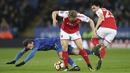 Pemain Leicester City, Adrien Silva (kiri) berebut bola dengan dua pemain Fleetwood Town pada babak ketiga Piala FA di King Power Stadium, Leicester, (16/1/2018). Leicester City menang 2-0. (Nick Potts/PA via AP)