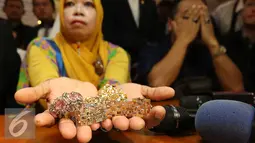 Tunjukkan Uang dan Perhiasan, Pengikut Dimas Kanjeng Yakin Gurunya Tak Bersalah