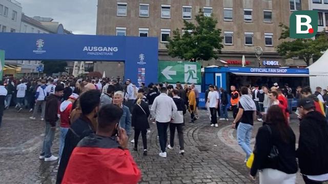 Penggemar Jerman meninggalkan Fan Zone Friedenplatz, Dortmund