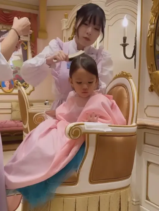 Tak hanya pakainnya, Claire juga dindadani bak Princess Anna dari wajah, hiasan rambut dan kuku di salah satu salon. [Instagram/shandyaulia]