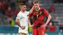 Gelandang Italia, Marco Verratti dan gelandang Belgia, Kevin De Bruyne berdiri bersama setelah pertandingan Perempatfinal EURO 2020 antara Belgia melawan Italia di Allianz Arena, Munich pada 2 Juli 2021. (AFP/Pool/Christof Stache)