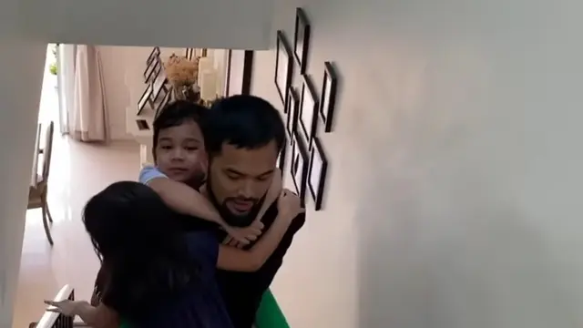 6 Potret Teuku Wisnu Bermain Bersama Sang Buah Hati Saat ‘Di Rumah Aja’, Seru Banget