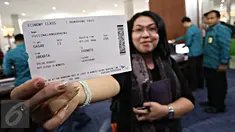 Penumpang pesawat Garuda Indonesia menunjukkan Boarding Pass tujuan Jakarta-Ternate pada pengoperasian perdana Terminal 3 Bandara Soekarno Hatta, Tangerang (9/8). (Liputan6.com/Immanuel Antonius).