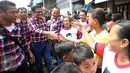 Cawagub DKI Jakarta, Djarot Saiful Hidayat menyapa warga saat melakukan blusukan di Jelambar Timur, Jakarta Barat, Jumat (6/1). Dalam blusukannya Djarot meminta kepada warga agar tidak termakan oleh isu yang menimbulkan keresahan. (Liputan6.com)