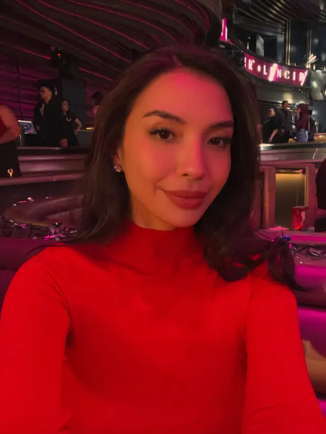6 Potret Manohara Odelia Pakai Gaun Merah Elegan nan Anggun di Momen Spesial