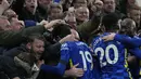 Para pemain Chelsea merayakan dengan fans mereka setelah Thiago Silva mencetak gol kedua timnya ke gawang Tottenham Hotspur pada laga pekan ke-23 Liga Inggris 2021/22 di Stamford Bridge, Senin dini hari WIB (24/1/2022). Chelsea menang dengan skor 2-0. (AP Photo/Kirsty Wigglesworth)