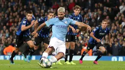 Pemain Manchester City Sergio Aguero mencetak gol ke gawang Atalanta saat bertanding pada laga Liga Champions di Stadion Etihad, Manchester, Inggris, Selasa (22/10/2019). Manchester City menang 5-1 dengan tiga gol Raheem Sterling dan dua dari Sergio Aguero. (Martin Rickett/PA via AP)