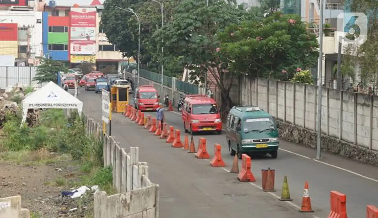 Sejumlah angkutan kota (angkot) melintasi jalan di kawasan Kota Depok, Jawa Barat, Senin (2/12/2019). Wali Kota Depok menyampaikan pada 2020, retribusi izin trayek angkot akan digratiskan sebagai upaya pemberdayaan dan kemudahan bagi angkot. (Liputan6.com/Immanuel Antonius)