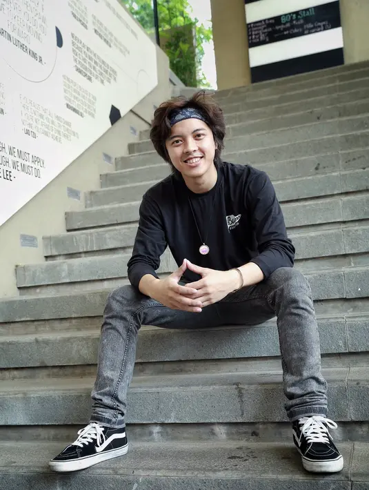 Bukan hal mudah mengajari anak-anak. Butuh ketlatenan dan kesabaran. Bahkan, kesempataan itu dijadikan Bisma sebagai pembelajaran sebelum memiliki anak kelak. (Galih W. Satria/Bintang.com)