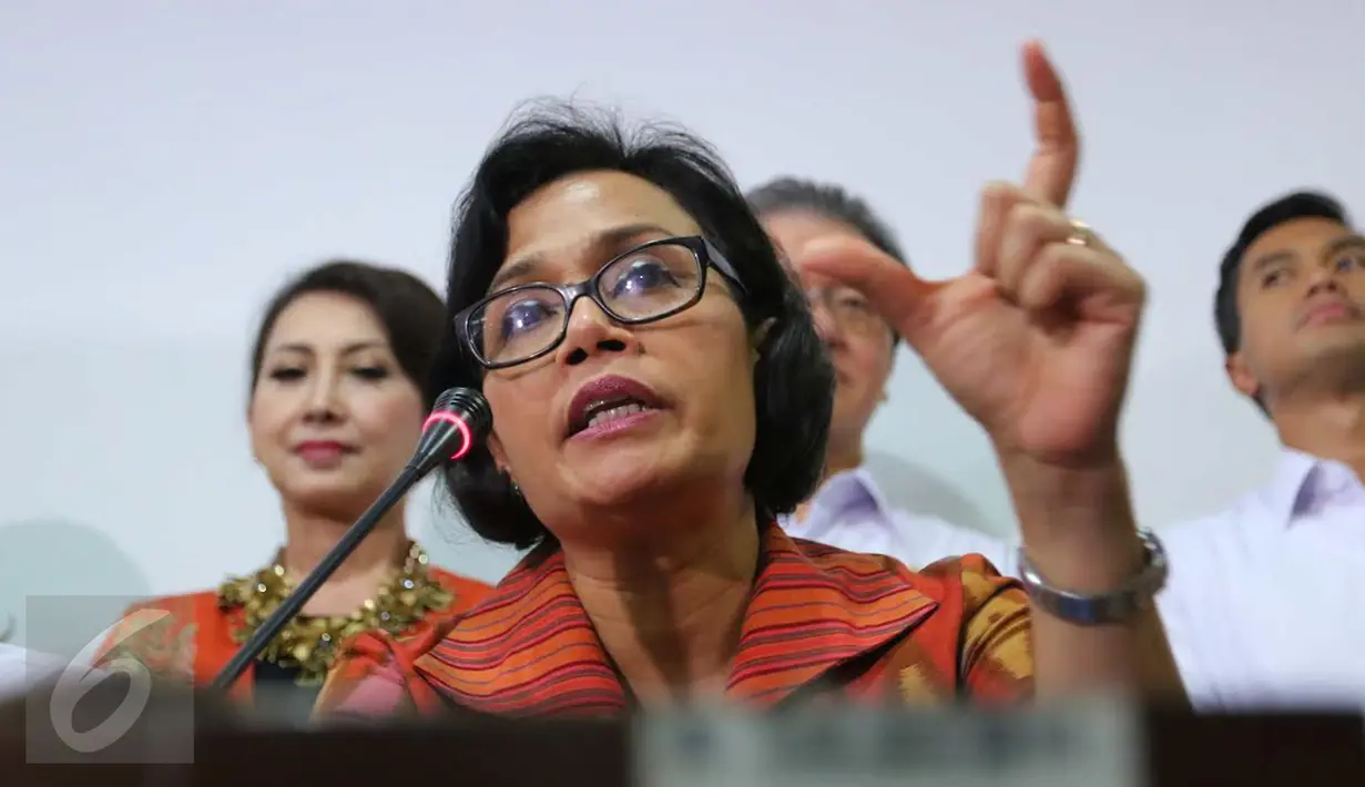 Menkeu Sri Mulyani memberikan keterangan usai sejumlah pengusaha yang tergabung dalam Kamar Dagang Indonesia (Kadin) Indonesia mengikuti program pengampunan pajak (tax amnesty) di Dirjen Pajak, Jakarta, Selasa (27/9). (Liputan6.com/Angga Yuniar)