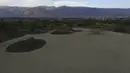 Pemandangan dasar laguna Alalay yang kering dan retak, di Cochabamba, Bolivia, Jumat (18/11/2022). Dua laguna, Coña Coña dan Alalay, berada pada level kritis karena kurangnya hujan, penumpukan bahan organik dan penguapan di tengah peningkatan suhu. (AP Photo/Juan Karita)