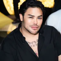 Ivan Gunawan menyorot tren publik dalam memakai perhiasan. Hasil membaca tren diterjemahkannya dalam desain perhiasan dari kalung hingga mahkota. (Foto: Dok. Instagram @ivan_gunawan)