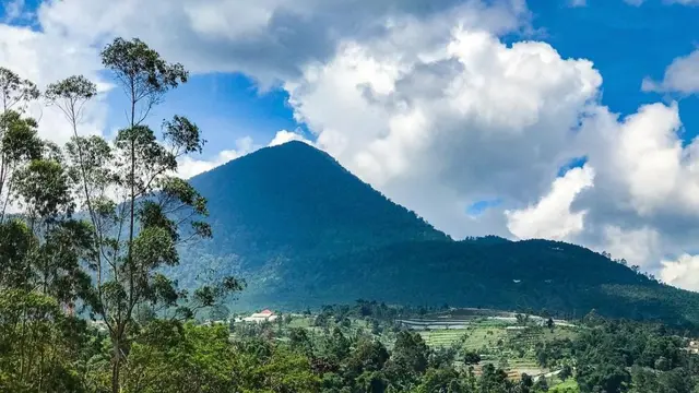 Gunung Bukittunggul sisa letusan Gunung Sunda Purba @indragram8