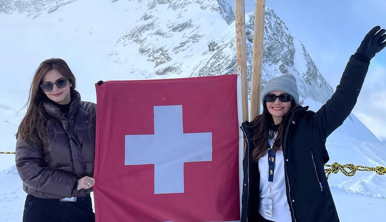 Swiss memang menjadi salah satu pilihan negara yang banyak dikunjungi para selebriti saat liburan. Begitu pula dengan Cut Tari dan Ersa Mayori yang memilih momen liburannya ke Swiss. Di sini keduanya pun mengunjungi Jungfraujoch yang merupakan salah satu tempat tertinggi di Swiss yang menyediakan banyak wisata. (Liputan6.com/IG/@cuttaryofficial)
