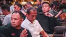 Kapten Persija Jakarta, Rizky Ridho (kanan) tampak sangat serius mengikuti acara perayaan Hari Ulang Tahun Persija ke-96 di Trinity Tower, Jakarta, Kamis (28/11/2024). (Bola.com/Abdul Aziz)