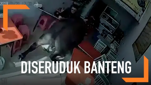 Seorang wanita berbaju merah dikejar dan diseruduk banteng hingga masuk ke sebuah tempat makan di China.