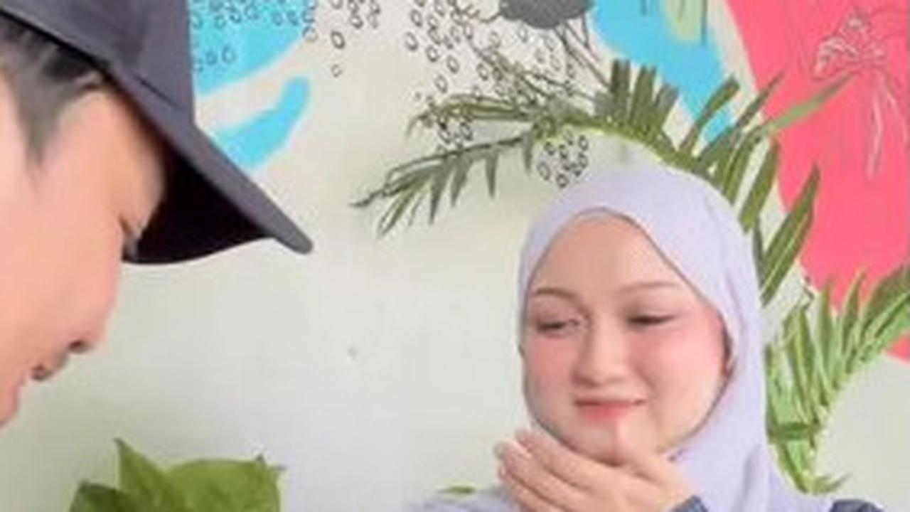 Momen Romantis Komika Ate Lamar Sang Pacar Allysa Fatkhia, Awalnya Dirosting Berakhir Dibikin Baper